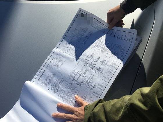 건축사가 감리과정 중 설계도면을 펼쳐 확인하고 있다. [중앙포토]