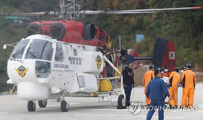 응급환자를 이송하다 지난달 31일 독도 인근 해상에 추락한 소방헬기의 탑승원 시신이 3일 오전 경북 울릉군 해군 118 전대에 도착하고 있다. 연합뉴스
