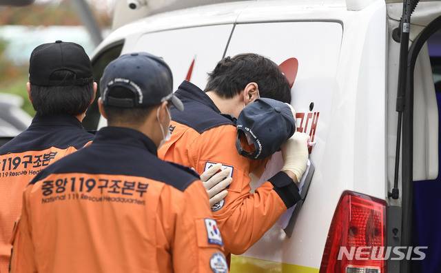 【울릉=뉴시스】이무열 기자 =  3일 오전 경북 울릉군 보건의료원에서 독도 인근 해상에 추락한 소방헬기 시신을 이송한 뒤 중앙119구조본부 대원들이 오열하고 있다. 2019.11.03.lmy@newsis.com