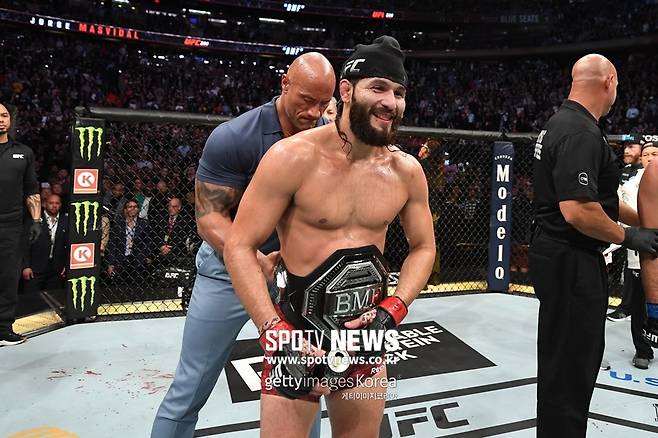 ▲ 3일(한국시간) 미국 뉴욕 매디슨스퀘어가든에서 열린 UFC 244 메인이벤트가 끝나고 드웨인 존슨이 호르헤 마스비달에게 BMF 챔피언벨트를 감아 주고 있다.