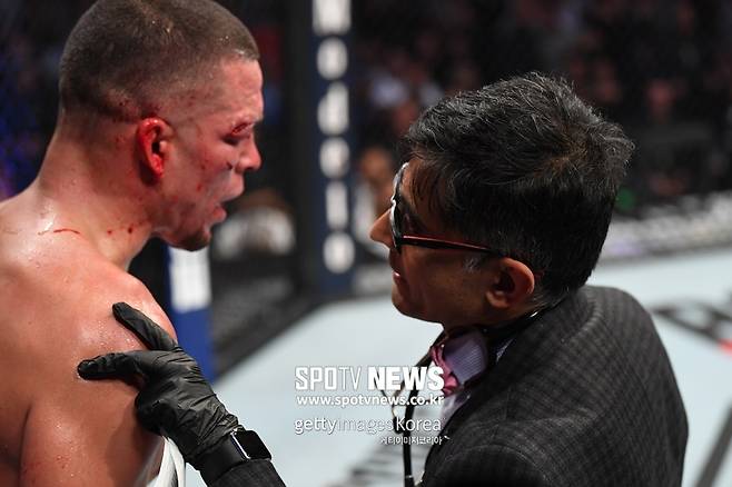 ▲ 3일(한국시간) 미국 뉴욕 매디슨스퀘어가든에서 열린 UFC 244 메인이벤트에서 닥터가 네이트 디아즈의 눈 상태를 점검하고 있다.