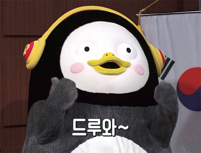 210㎝ 키의 펭귄 인형을 쓴 EBS 캐릭터 펭수. 사진 자이언트 펭TV 캡처