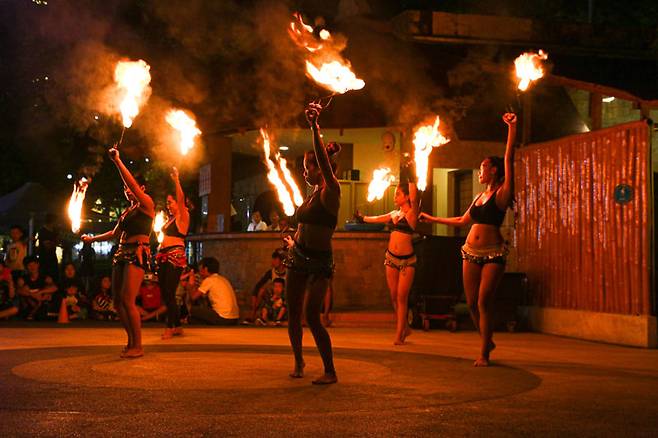 아미고의 불쇼. 쇼가 끝나면 아미고와 함께 기념촬영을 할 수 있다