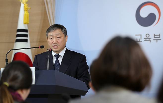 박백범 교육부 차관이 5일 오후 서울 세종로 정부서울청사 브리핑실에서 서울 주요 13개 대학을 대상으로 실시한 대학입시 학생부 종합전형 실태조사 결과를 발표한 뒤 기자들의 질문에 답하고 있다. 김정효 기자 hyopd@hani.co.kr