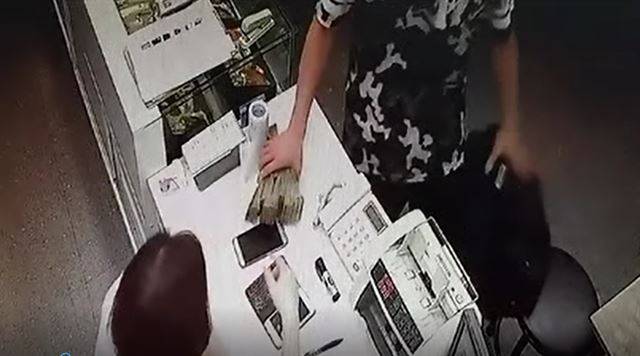 몸캠 피싱 조직의 인출책이 서울 중구 신당역 인근 은거지에서 송금책에게 범죄수익금을 전달하고 있다. 강원경찰청 사이버수사대 제공