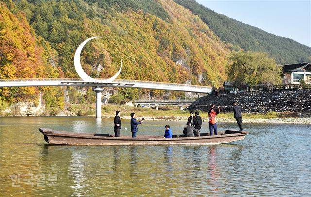 여행객들이 여량면 아우라지에서 줄배를 타고 골지천을 건너고 있다. 강 양쪽을 연결한 쇠줄을 당기는 방식으로 이동하는 줄배는 무료로 운영한다. 정선=최흥수 기자