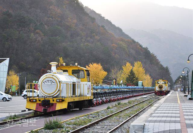 구절리역의 풍경열차. 아우라지역까지 운행하는 레일바이크를 매달고 승객을 태워 되돌아오는 열차다.