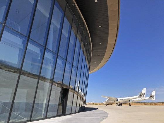버진갤럭틱의 우주왕복선이 우주공항 스페이스포트 아메리카 건물 앞에 서 있다. [AP=연합]