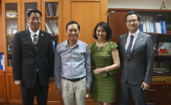 (왼쪽부터) 고영학 로얄케이 회장, 베트남 과학기술부 차관, 과학기술부 국제협력 부국장, 박민 하이테크 팜 대표. 하이테크 팜 제공