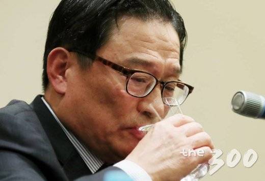 자유한국당 영입 인사로 거론됐다가 공관병 갑질 논란 등으로 보류된 박찬주 전 육군대장이 4일 오전 서울 영등포구 여의도 63스퀘어에서 열린 기자회견에서 물을 마시고 있다. / 사진=김창현 기자 chmt@