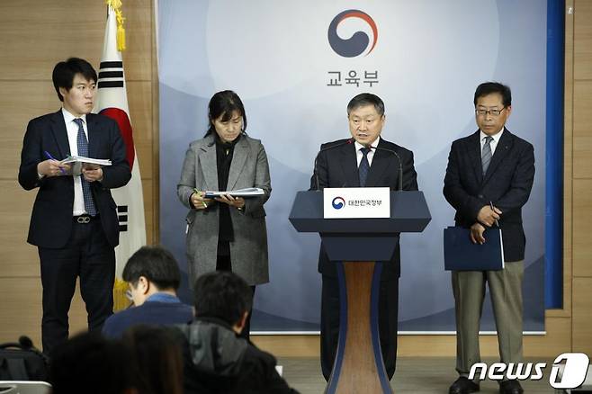 박백범 교육부 차관이 5일 오후 서울 종로구 정부서울청사에서 학생부종합전형 실태조사 결과를 브리핑한 뒤 취재진 질의에 답하고 있다./사진=뉴스1