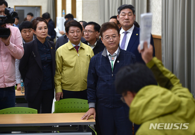 【대구=뉴시스】 이무열 기자 = 6일 오후 독도 헬기추락 사고 실종자 가족들이 대구 강서소방서를 방문한 권영진 대구시장, 이철우 경북도지사 등에게 강하게 항의하고 있다. 2019.11.06. lmy@newsis.com