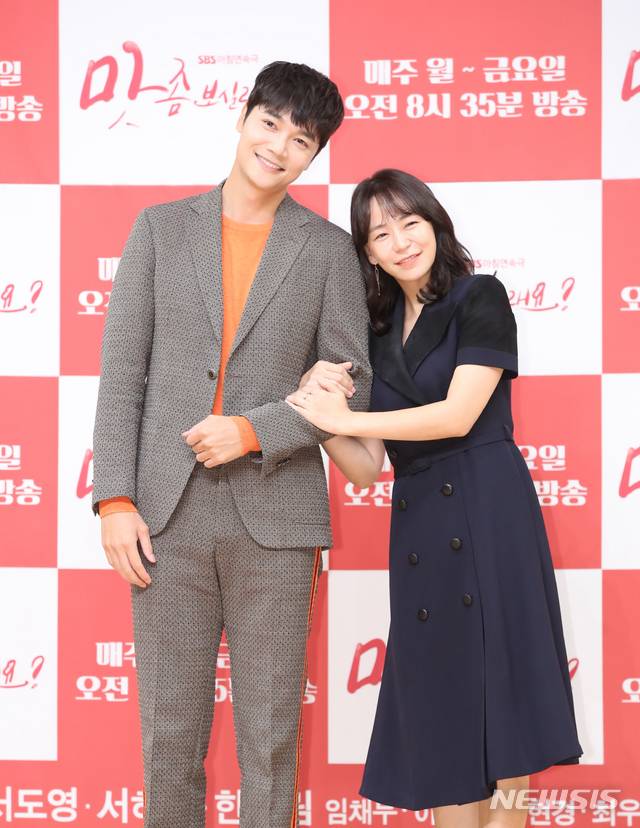 【서울=뉴시스】조수정 기자 = 배우 서도영, 심이영(오른쪽)이 7일 오전 서울 목동 SBS에서 열린 아침연속극 '맛 좀 보실래요?' 제작발표회에서 포즈를 취하고 있다. '맛 좀 보실래요'는 12일 오전 8시 35분 첫 방송을 시작으로 매주 월~금 방송한다. 2019.11.07. chocrystal@newsis.com