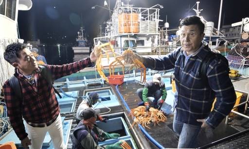 7일 방송된 KBS1 ‘6시 내고향’에서 이정용(오른쪽)이 ‘스페셜 게스트’이자 20년지기 친구 진시몬(왼쪽)과 함께 경북 포항을 찾아 홍게 어선에 올라 홍게를 바라보고 있다. KBS 캡처