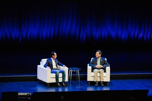 6일(현지시간) 미국 샌프란시스코에서 열린 '삼성 CEO 서밋'에서 손영권(왼쪽) 삼성전략혁신센터 사장이 김정상 교수와 대담하고 있다. [삼성전략혁신센터 제공=연합뉴스]