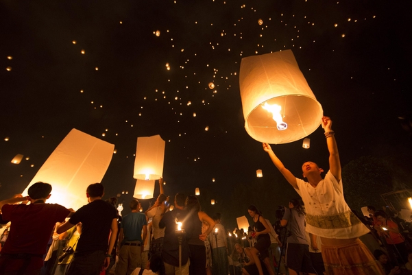 태국 러이 끄라통 축제 때 시민들과 관광객들이 등불을 하늘에 띄워올리고 있다. /AP뉴시스