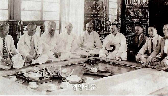 간송 전형필 선생이 1938년 문화예술계 인사들이 보화각(현 간송미술관) 상량식을 마치고 찍은 기념사진. 왼쪽부터 이상범, 박종화, 고희동, 안종원, 오세창, 전형필, 박종목, 노수현, 이순황.