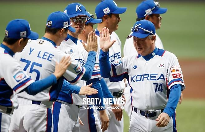 ▲ 김경문 감독이 이끄는 한국 야구대표팀이 C조 1위로 슈퍼라운드 진출을 확정했다. 한국은 일본에서 도쿄올림픽 진출권을 놓고 최후의 싸움을 벌이게 됐다. ⓒ고척, 한희재 기자