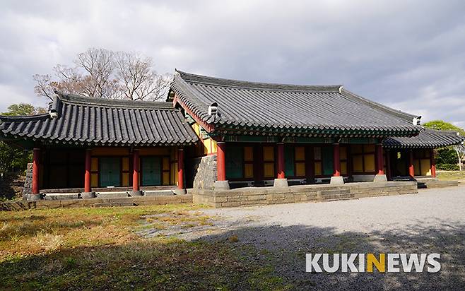 정의현 객사는 정의현감이 초하루와 보름에 임금에게 배례하는 장소이자 중앙의 관리가 내려왔을 때 머무는 숙소였고, 경로잔치나 연회 장소이기도 했다.