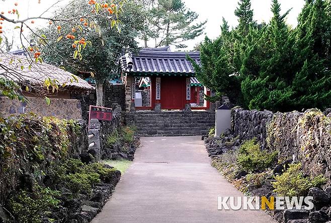 정의읍성 서문 근처의 정의향교는 1738년(영조 14)에 창건되었다. 대성전과 명륜당, 동재, 서재, 삼문 등이 있다. 제주도 유형문화재 제5호로 지정되어 있다.