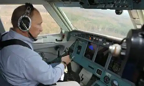 2010년 10월 직접 소방용 헬기를 조종하며 진화작업에 나선 블라디미르 푸틴 당시 러시아 총리.  AFP자료사진