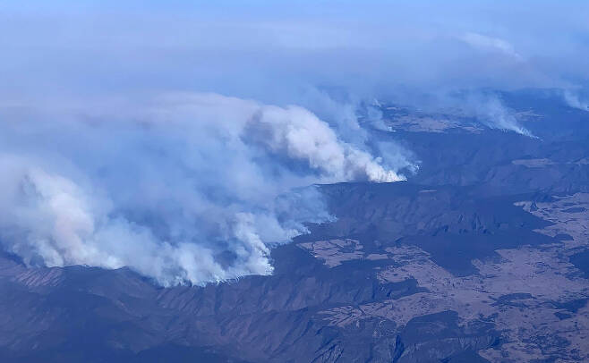 지난 9일 호주 동부 뉴사우스웨일스주 올드바의 산지에 불길이 번지고 있다.  올드바｜AFP연합뉴스