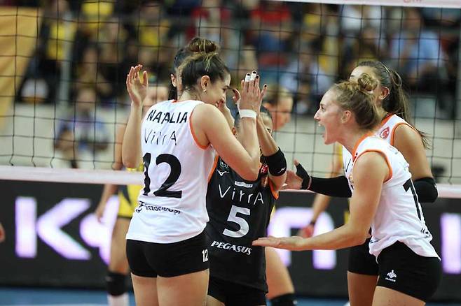 ▲ 세터 칼리 로이드(오른쪽)와 엑자시바쉬 선수들 ⓒ 엑자시바쉬 홈페이지