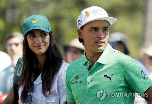 파울러와 스토키 2019년 4월 마스터스 대회에서 리키 파울러(오른쪽)와 앨리슨 스토키가 파3 콘테스트에 참가하고 있다. [게티이미지/AFP 연합뉴스 자료사진]