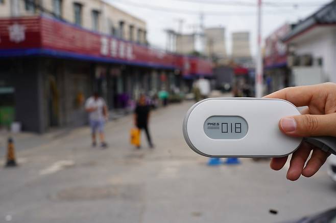 화넝베이징화력발전소 앞 마을에서 간이측정기로 초미세먼지 농도를 측정하는 모습. [사진 유선욱]