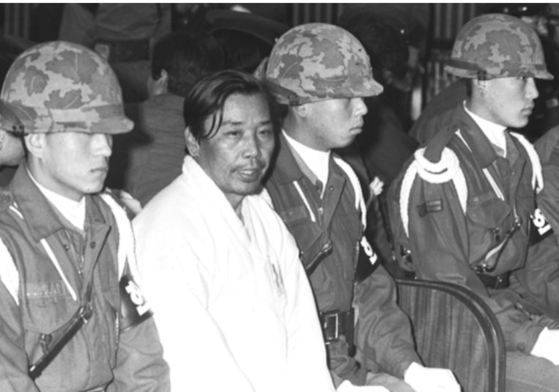 박정희 전 대통령을 암살하고 재판을 받고 있는 김재규 전 중앙정보부장[중앙포토]