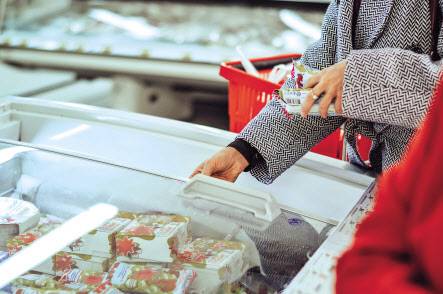 들쑥날쑥한 아이스크림값에 권장소비자가격을 표시하는 ‘가격 정찰제’ 시도가 지속되고 있다.