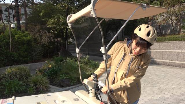 코코를 타는 정현정 기자의 모습. /정민수 기자