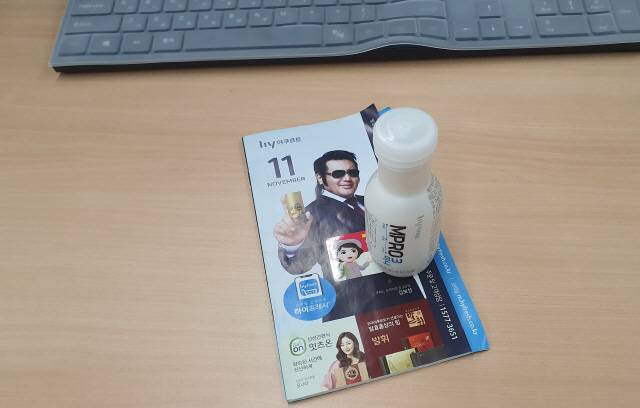 사무실 책상에 놓아둔 영업용 브로슈어와 샘플. 혹시나 제품에 대해 설명해달라고 할까봐 조마조마했다.