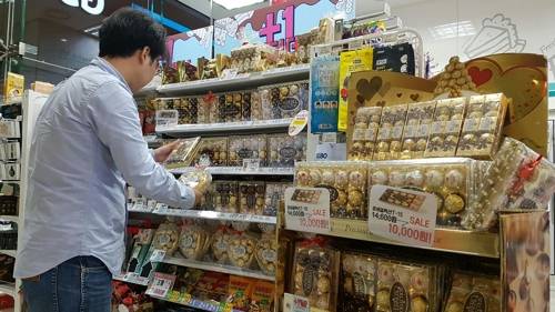 빼빼로데이 관련 상품을 진열한 GS25 매장 [GS25 제공=연합뉴스]