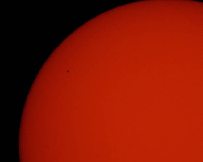 11일 쿠웨이트에서 관측된 수성일식. [신화=연합뉴스]