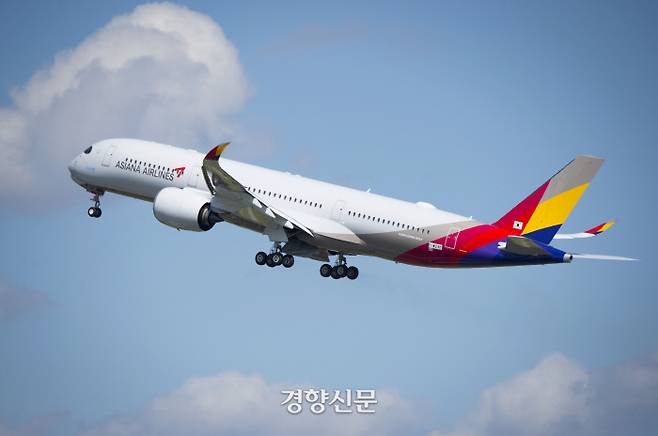 아시아나항공의 최신 A350-900이 비행하는 모습.   아시아나 제공