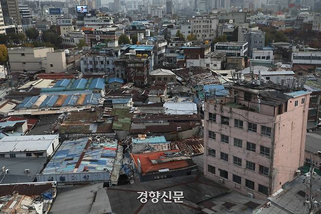 세운상가 옥상에서 바라본 종로구 예지동의 오래된 건물들