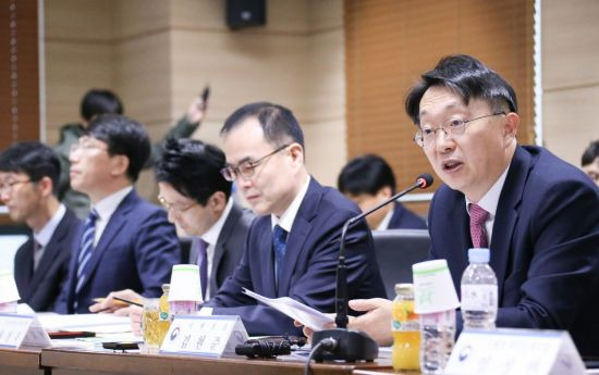 김현준 국세청장(오른쪽)이 13일 인천 남동구 남동국가산업단지에서 열린 세정지원 간담회에서 발언하고 있다.