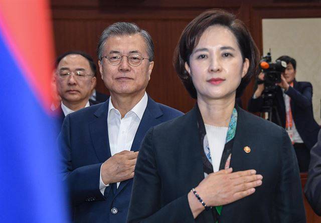 문재인 대통령이 지난달 25일 오전 정부서울청사에서 열린 교육관계 장관회의에서 유은혜(맨 앞) 사회부총리 겸 교육부장관을 비롯한 참석자들과 국민의례를 하고 있다. 청와대사진기자단