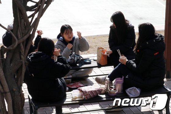 2018학년도 대학수학능력시험일인 2017년 11월23일 서울의 한 수능 고사장에서 수험생들이 점심식사를 하며 서로를 응원하고 있다./사진=뉴스1