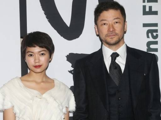 영화&nbsp;‘미드웨이’에&nbsp;조연으로 출연한&nbsp;일본&nbsp;배우 아사노 타다노부(오른쪽). 사진은 2014년 부산국제영화제 참석차 방한했을&nbsp;때의 모습으로, 왼쪽은 동료 배우인 니카이도 후미.&nbsp;연합뉴스