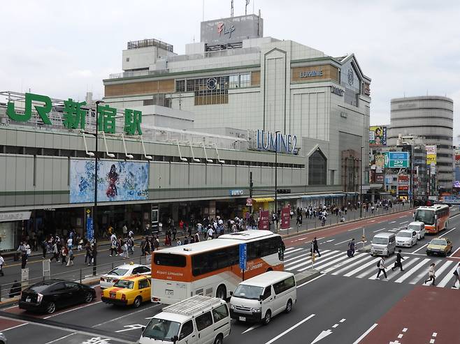 지난 7월 5일 일본 도쿄 중심가 신주쿠 역. 보행자나 차량 통행이 많았지만 공기는 깨끗했다. 강찬수 기자