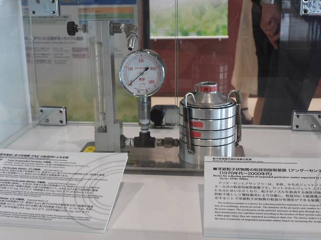 대기 중 미세먼지를 포집해 측정하는 장비. 강찬수 기자