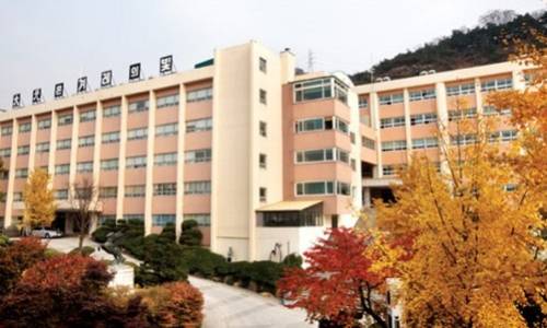 가을 단풍이 곱게 물든 서울 광진구 중곡동 대원외고 교정. 건물 위에 ‘대원은 겨레의 빛’이라고 적혀 있다. 세계일보 자료사진
