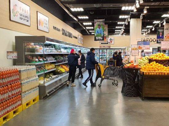 몽골 이마트 3호점 야채코너. 육류를 주식으로 한 몽골은 최근 경제성장이 이뤄지면서 서서히 채식에 대한 관심이 높아지고 있다. 성기호 기자 kihoyeyo@