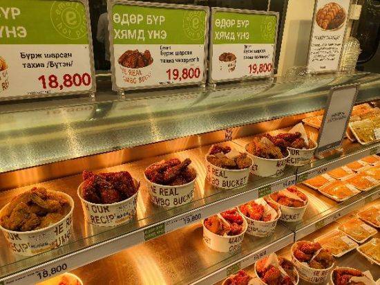 몽골 이마트 3호점에서 판매 되고 있는 한국식 치킨과 양념치킨. 한국 스타일로 '반반' 제품도 구비되어 있는 점이 이채롭다. 성기호 기자 kihoyeyo@