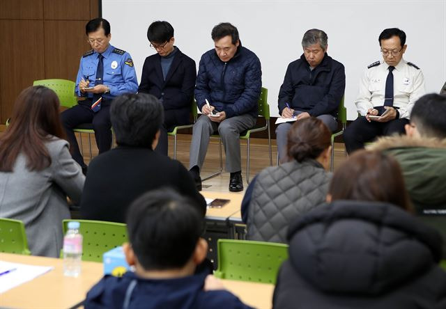이낙연 국무총리가 16일 오전 독도 추락 헬기 탑승원 가족들이 있는 대구시 달성군 강서소방서를 찾아 실종자 가족들의 얘기를 듣고 있다. 이 총리는 지난 9일에도 가족들을 찾아와 얘기를 나눴다. 대구=연합뉴스