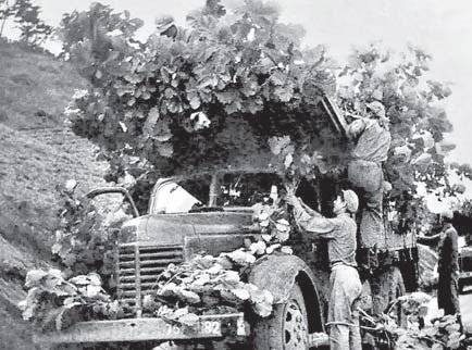 상감령에 보낼 보급차량에 위장막 설치하는 여 공병대원. [사진 김명호]