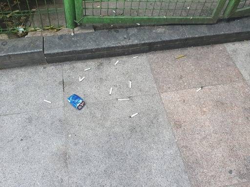 서울시 종로구의 한 빌딩가 바닥에 담배꽁초가 무단투기 돼 있다.