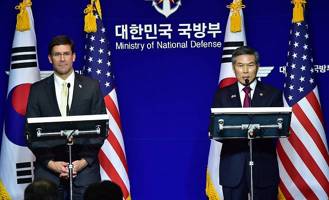 공동 기자회견 하는 정경두-마크 에스퍼 - 정경두 국방부 장관과 마크 에스퍼 미 국방부 장관이 15일 서울 용산구 국방부에서 제51차 한?미 안보협의회(SCM) 고위회담에서 공동 기자회견을 하고 있다. 2019.11.15 사진공동취재단